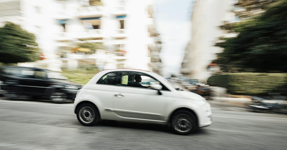Betaalbare compacte elektrische auto in de stad