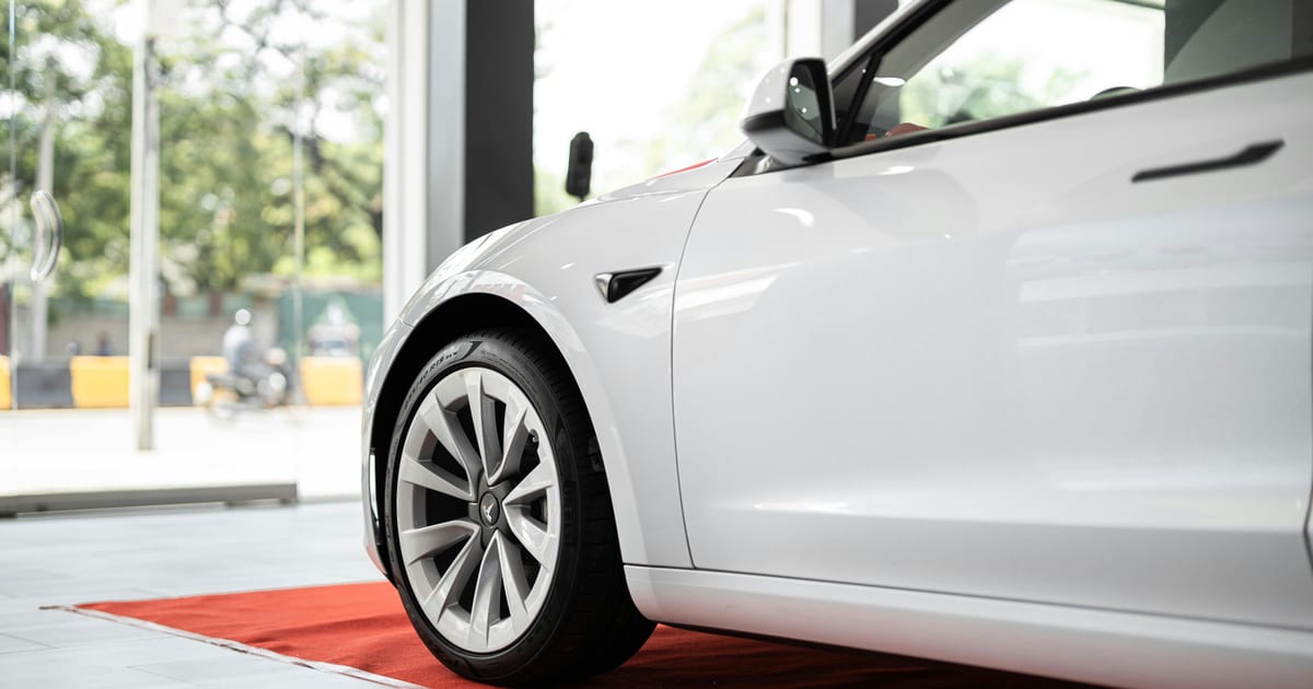 Nieuwe elektrische auto in een showroom
