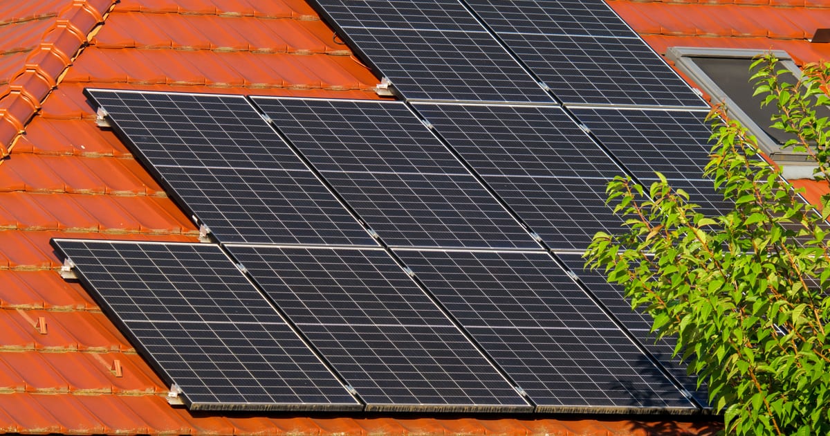 Woning met zonnepanelen voor het opladen van een elektrische auto