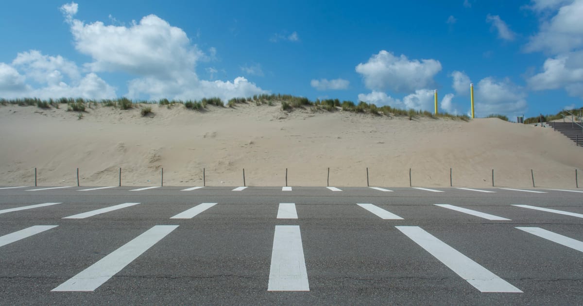 Elektrische auto rijdend op een Nederlandse weg