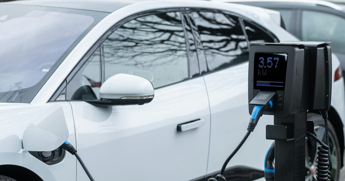 Elektrische auto opgeladen met stroom van zonnepanelen